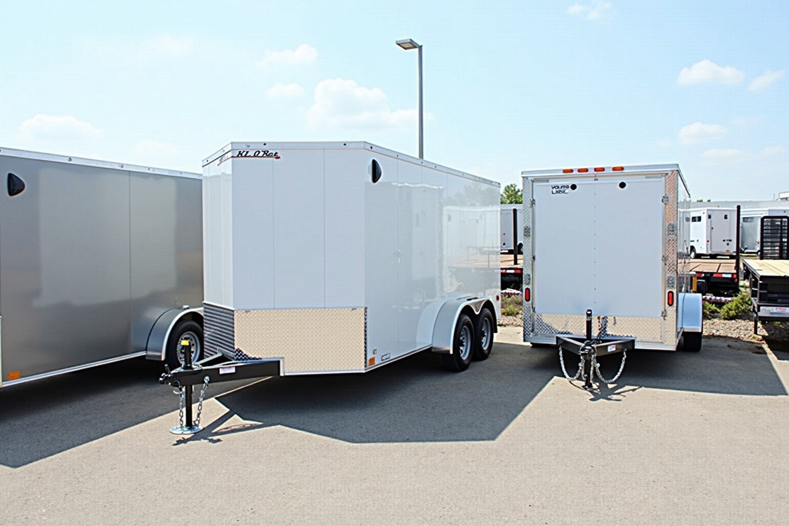 Verschiedene Anhänger-Typen auf einem Händlergelände